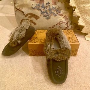 MANITOBAH slippers